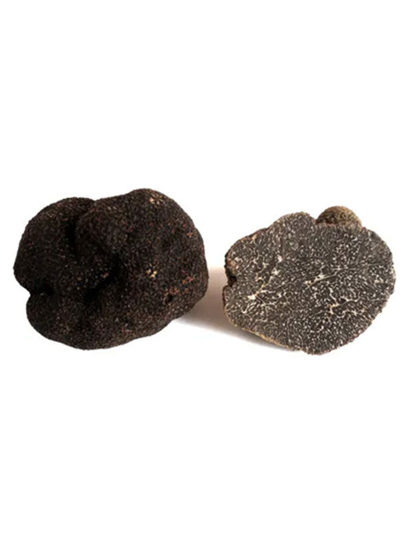 Entdecken Sie den Schwarzen Trüffel - Périgord (Tuber melanosporum), bekannt als Königin unter den schwarzen Trüffeln. Mit ihrer schwarzbraunen Oberfläche und dem intensiven Duft von Kakao und Erdbeeren ist sie ideal für Fleisch-, Fisch- und Pasta-Gerichte.